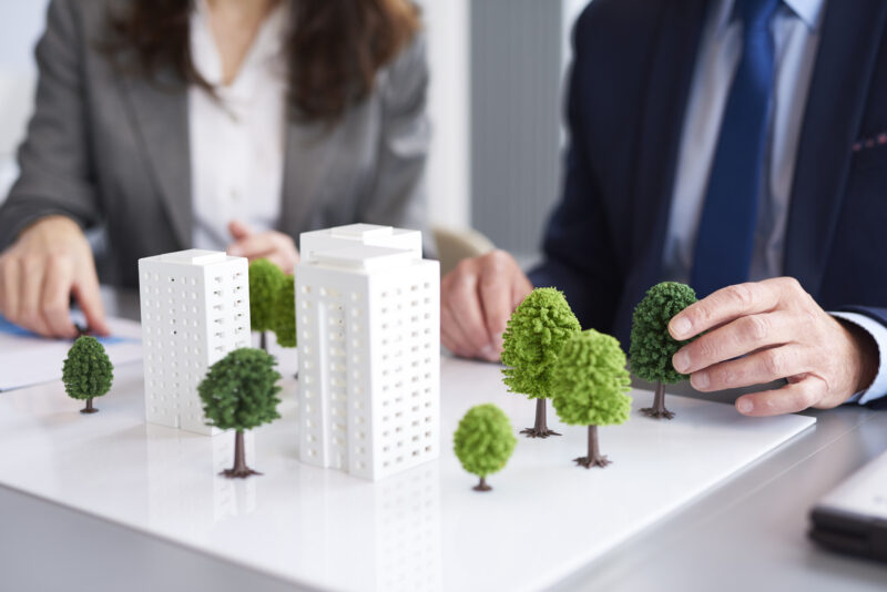 Maqueta de paper amb edificis envoltats d'arbres